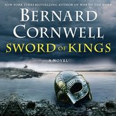 Boekomslag 'Sword of Kings' van Bernard Cornwell. Een helm ligt in het water, met op de achtergrond een ruiter bij een waterige kustlijn onder een donkere hemel.