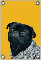 Tuinposter –Pug op Gele Achtergrond met Witgebreide Trui – 40x60cm Foto op Tuinposter (wanddecoratie voor buiten en binnen)