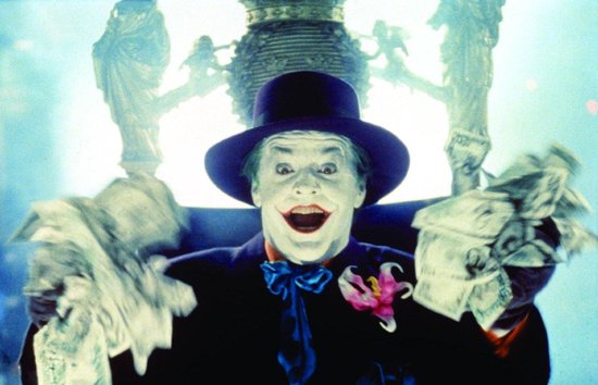 De Joker, met witte verf, lacht breed met geld in zijn handen. Hij draagt een paarse hoed en vlinderdas.