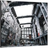 Dibond –Verlaten Fabriekshal– 50x50cm Foto op Dibond;Aluminium (Wanddecoratie van metaal)