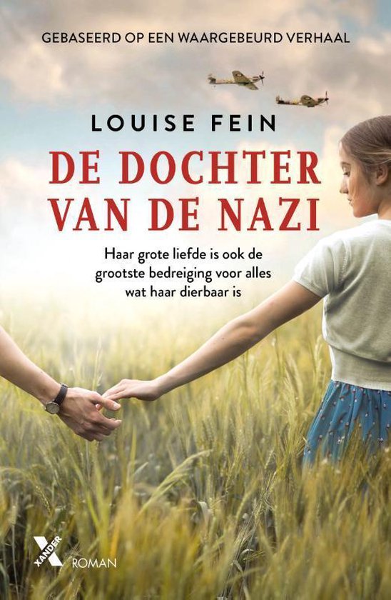 Boekcover: "De dochter van de nazi" met een jong stel dat elkaars handen vasthoudt in een veld. Vliegtuigen in de lucht.