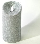 Gerimport LED kaars/stompkaars - zilver - H15 cm - met glitters