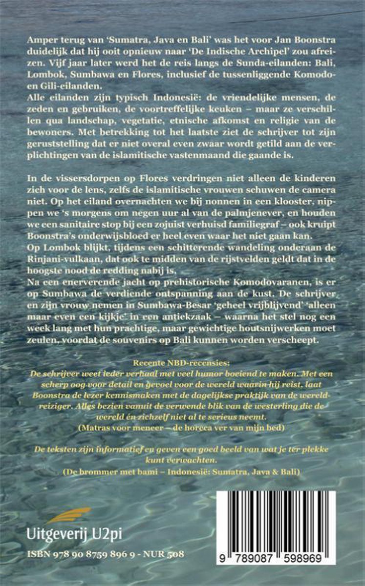 Achterkant van het boek 'Edelweis onder de vulkaan' met tekst over Indonesië, de eilanden Bali, Lombok, Sumbawa en Flores, en recensies.