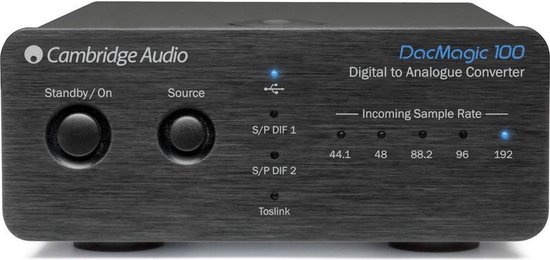 Zwarte Cambridge Audio DacMagic 100 DAC met knoppen voor standby/aan en source, en indicatoren voor sample rate.