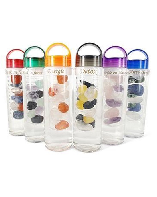 Zes Ruben Robijn Aqua Gems flessen met verschillende dopkleuren en kristallen. Teksten: Energie, Detox, Liefde en Harmonie.