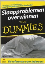 Boek met zwarte achtergrond en titel 'Slaapproblemen overwinnen voor Dummies'. Witte kussens op een bed op de voorgrond.