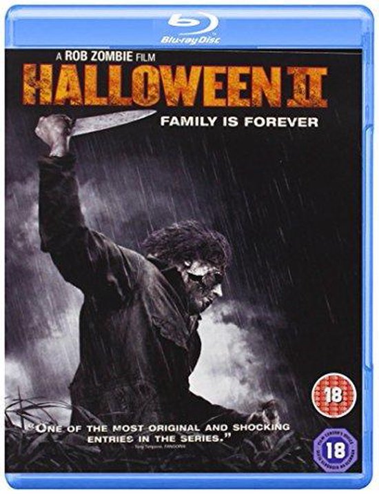 Blu-ray hoes van Halloween II: Michael Myers staat in de regen met een mes.