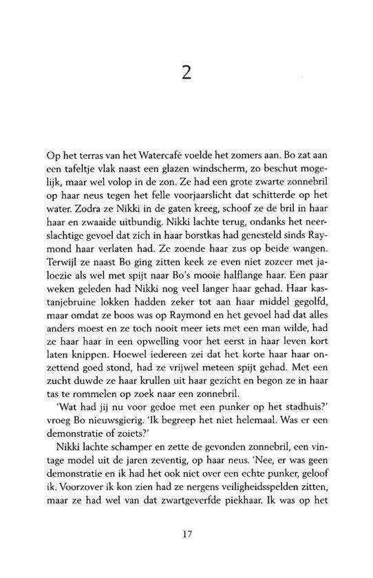 Een vrouw met bruin haar met krulspelden en zonnebril, onder een grote roze haardroger.