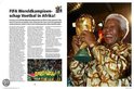 Nelson Mandela soulève le trophée de la Coupe du Monde et sourit. Il porte une chemise colorée.
