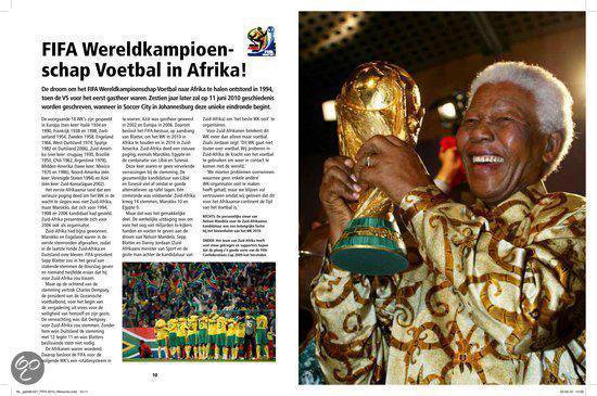 Nelson Mandela soulève le trophée de la Coupe du Monde et sourit. Il porte une chemise colorée.