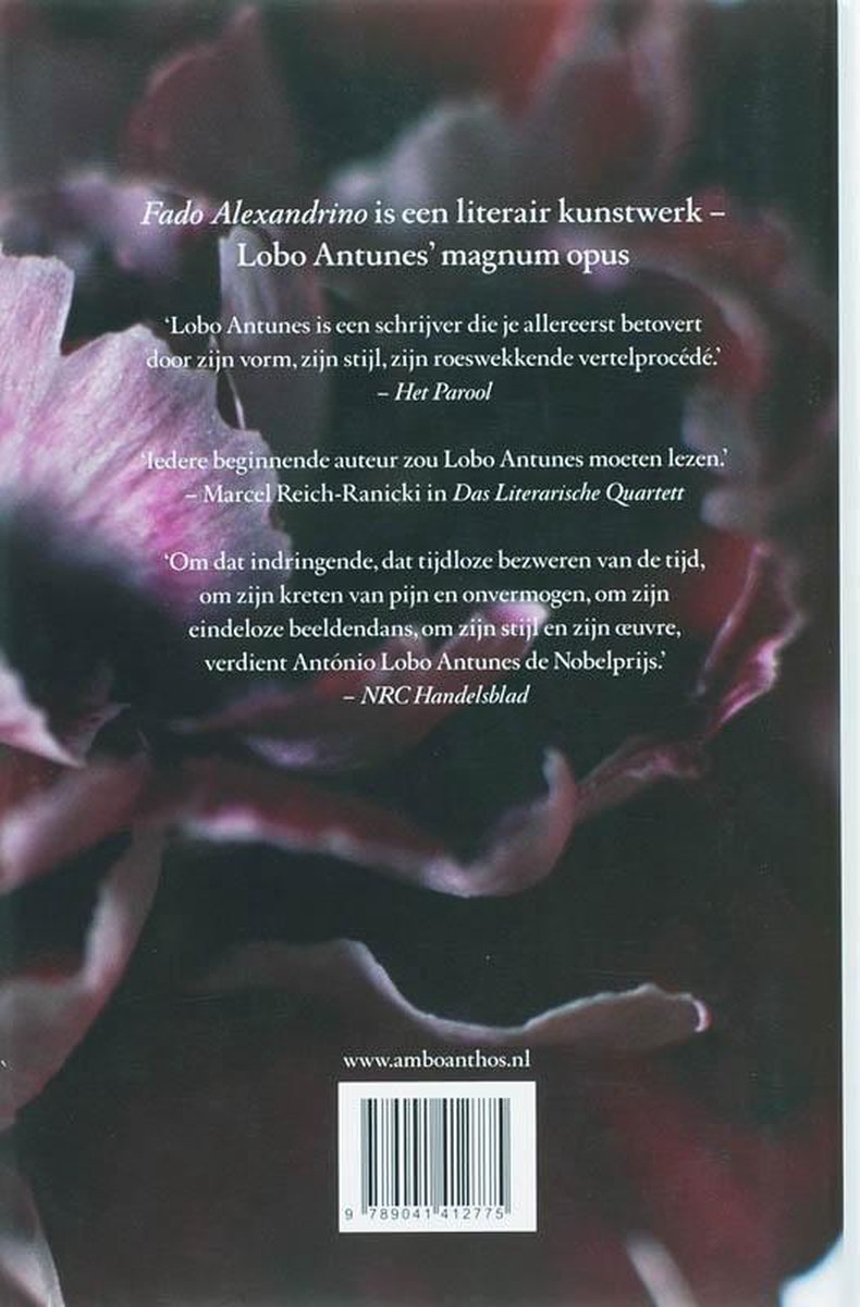 Achterkant boek Fado Alexandrino met recensies en prijsinformatie, tegen een paarsroze bloem.