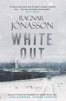 Boek "White Out" van Ragnar Jónasson, met sneeuwlandschap en auto op een besneeuwde weg.