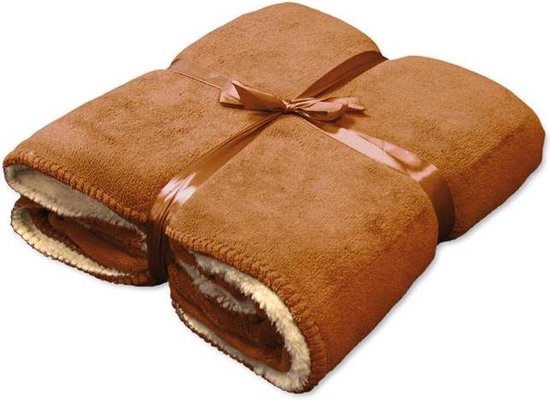 Couverture en polaire marron, enroulée et attachée avec un ruban de satin.