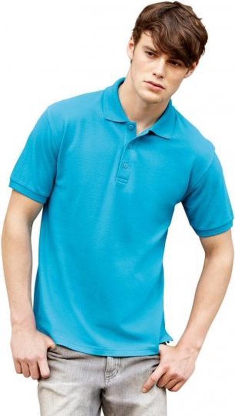 Jonge man in een helder blauw poloshirt van katoen, met een kraag en knopen. Hij draagt een grijze jeans.