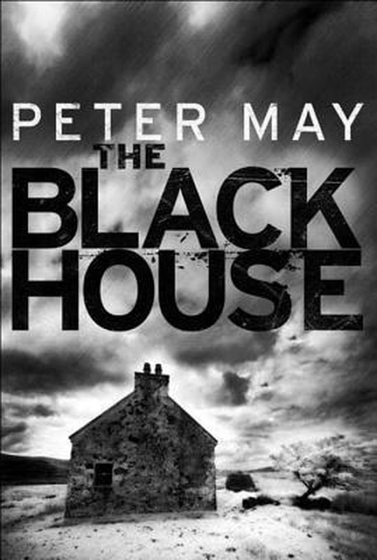 Boekomslag van Peter May's The Black House met een ruw stenen huisje op een heuvel onder een dramatische, donkere hemel.