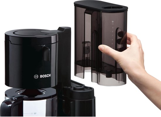 Hand verwijdert zwart waterreservoir uit Bosch koffiezetapparaat.