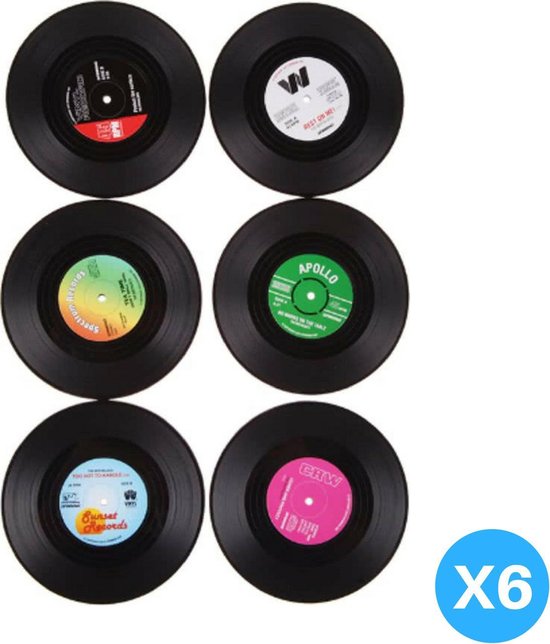 Zes zwarte onderzetters, elk met een label in het midden dat op een vinylplaat lijkt. Labels hebben verschillende kleuren en ontwerpen. 'X6' in hoek.