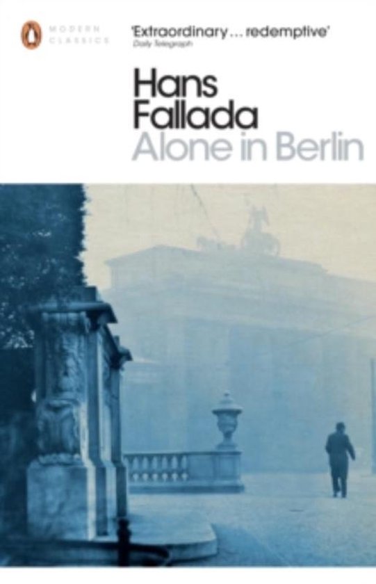 Couverture du livre 'Alone in Berlin' de Hans Fallada avec une photo teintée de bleu de la porte de Brandebourg.