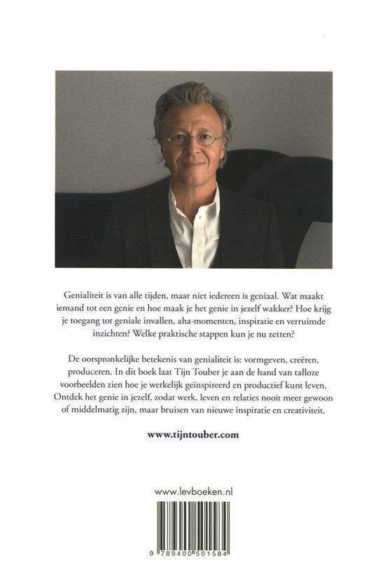 Achterkant boek 'Het Geheim van Genialiteit' met foto van Tijn Touber en tekst.