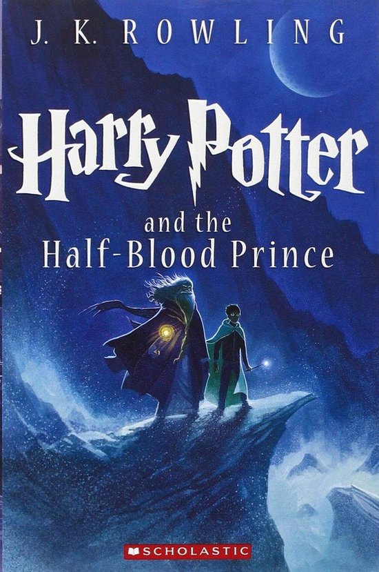 Harry Potter en de Half-Bloed Prins. Harry en Dumbledore staan op een rotsachtige klif onder een donkerblauwe nachtelijke hemel met een maan.