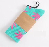 Wiet sokken - Cannabis sokken -  Hemp Leaf Socks - Skate sokken - Rasta sokken – Hennep sokken – Wietsokken - Wiet Grinder - Sokken - Feest Sokken - Blauw/Roze