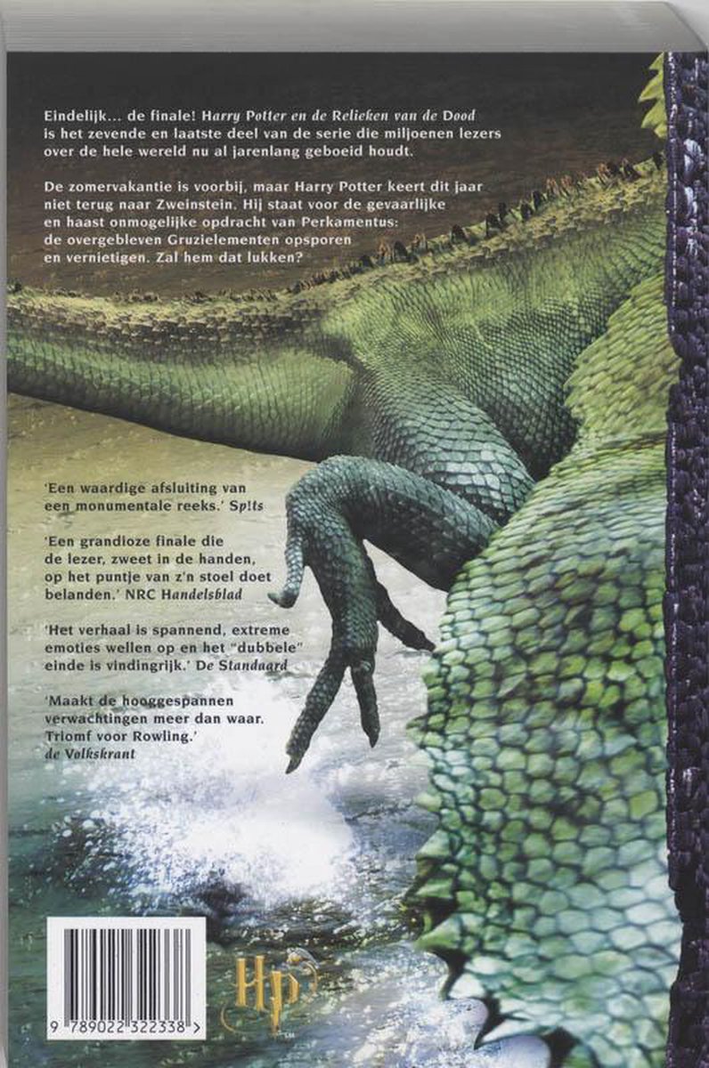 De achterkant van het boek "Harry Potter en de Relieken van de Dood" met een gedetailleerde afbeelding van een groene draak.