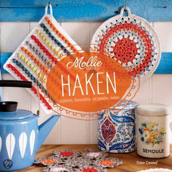 Boekpagina met titel "Mollie makes Haken", met gehaakte onderzetters en blauwe waterkoker.