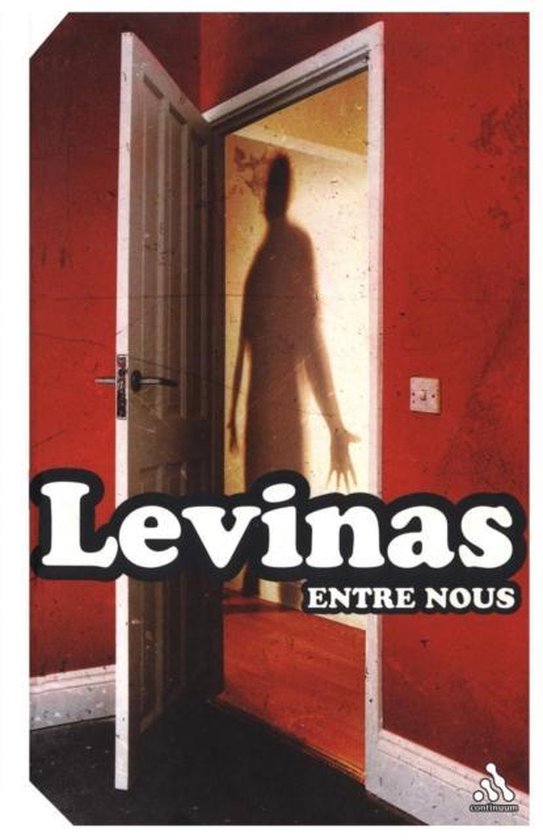 La couverture du livre 'Levinas Entre Nous' présente la silhouette d'une personne à travers une porte ouverte, murs rouges.