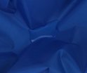 Waterdruppels op een blauwe, waterdichte stof.