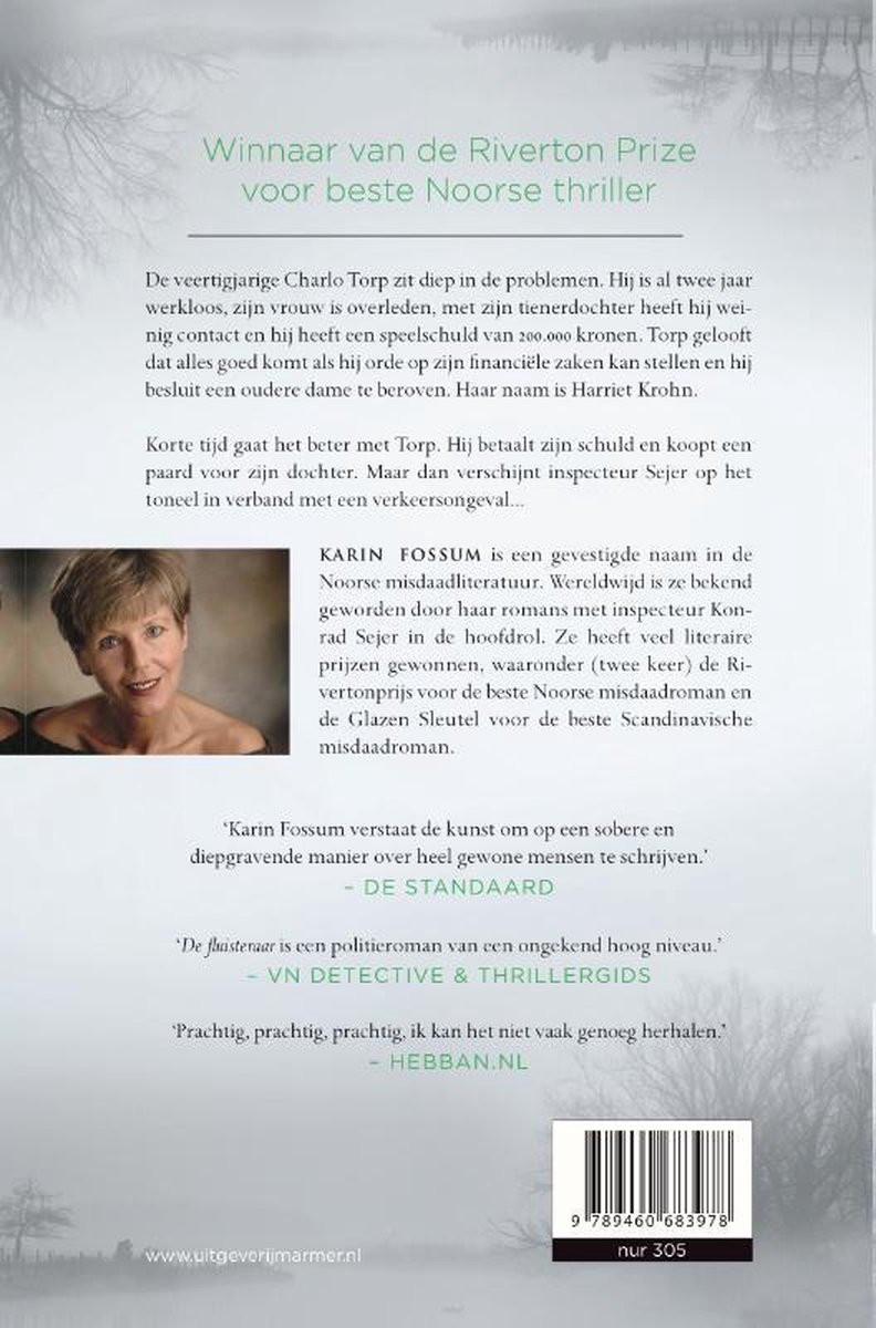 Achterkant boek met portret van schrijfster Karin Fossum, tekst over 'De moord op Harriet Krohn'.