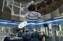 Chirurgisch team in operatiekamer met geavanceerde medische apparatuur.