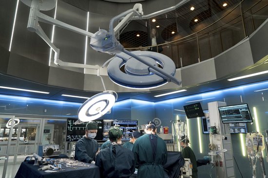 Chirurgisch team in operatiekamer met geavanceerde medische apparatuur.