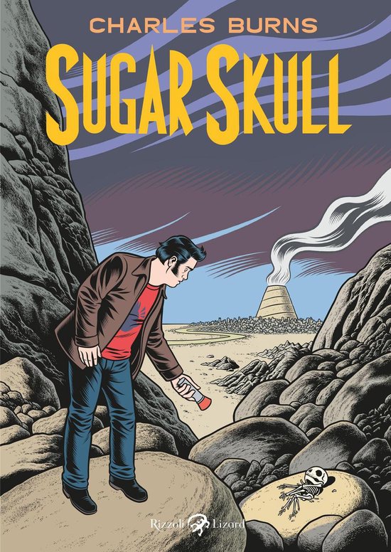 Boekcover 'Sugar Skull' van Charles Burns. Een man met bruine jas en rode t-shirt onderzoekt met zaklamp een skelet in rotsachtig landschap met fabriek in de verte.