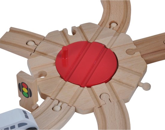 Houten draaiplateau voor treinbaan met verkeerslicht en treinstel.