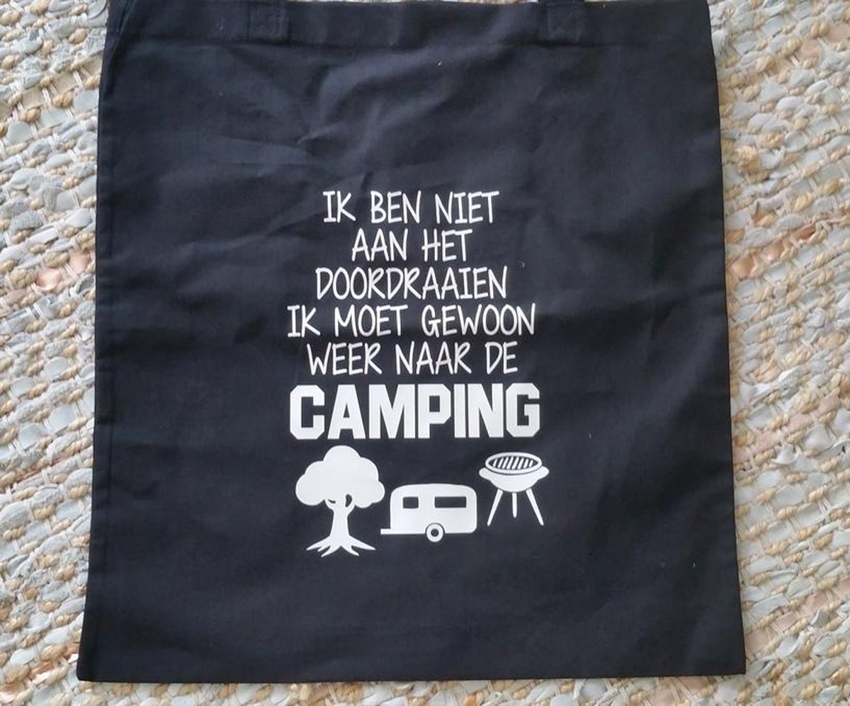 Het is een camping dingetje Je hoeft het niet te begrijpen| kussen met vulling zwart met wit 50x50 | cadeau voor papa opa vaderdag