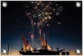 Tuinposter –Vuurwerk vanaf een Boot in de Nacht– 60x40 Foto op Tuinposter (wanddecoratie voor buiten en binnen)