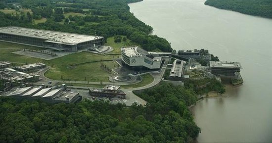 Een luchtbeeld van het Avengers hoofdkwartier met een groot gebouw en helikopterplatform.