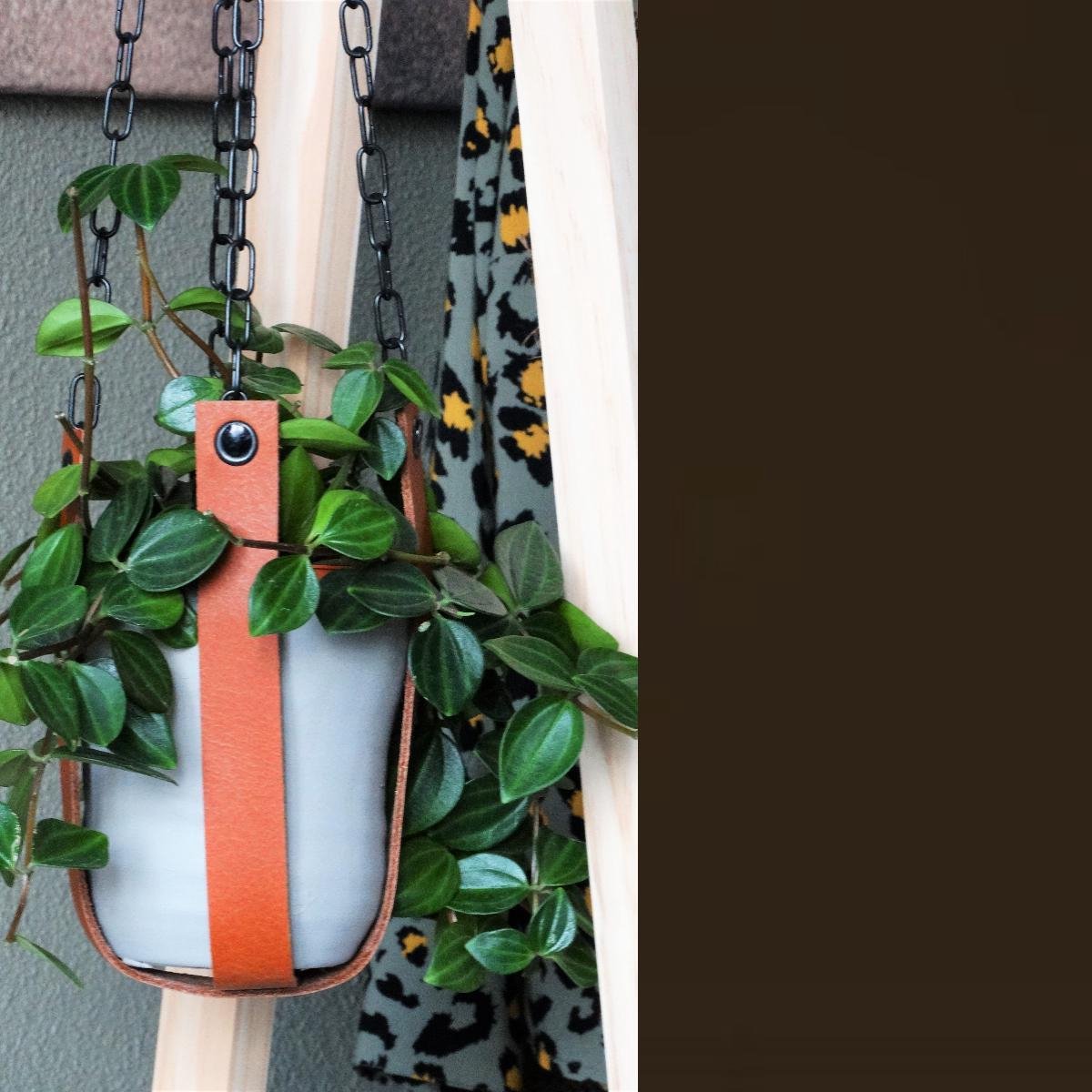 Leren plantenhanger | DONKERBRUIN (i.c.m. zwarte ketting)