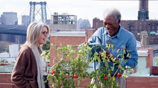 Morgan Freeman en Diane Keaton op een dak in New York, bij een moestuin.