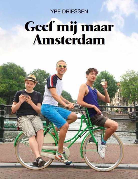 Drie mannen op een groene fiets in Amsterdam, met Ype Driessen (midden) lachend op de fiets.