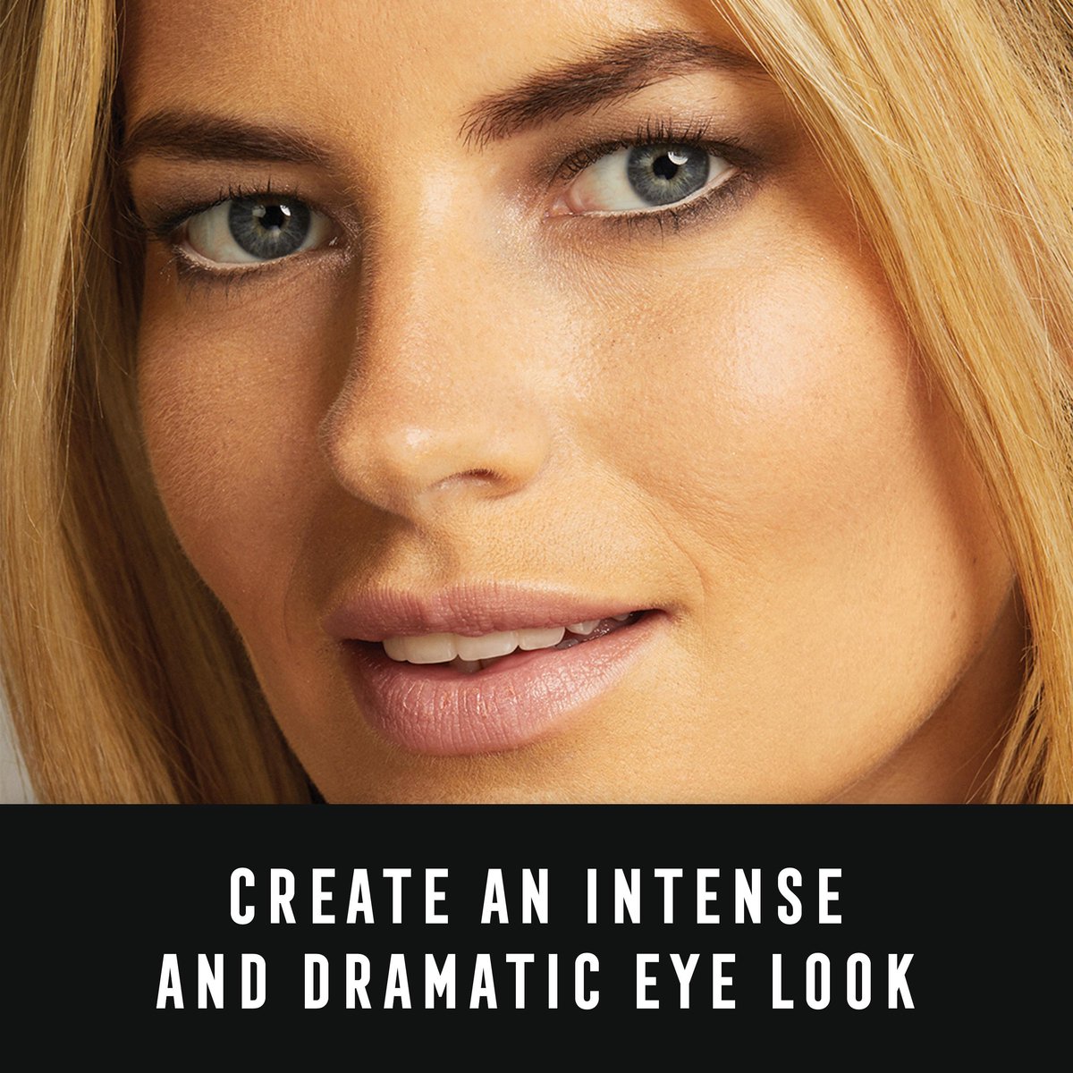 Zwarte automatische eyeliner met gouden accenten, met de tekst 'MAX FACTOR KOHL KAJAL LINER'.