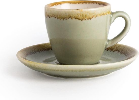 Mosgroene espressokop met verweerde gele rand, oppassende schotel.