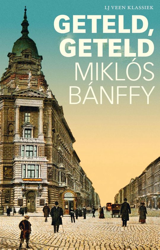 Boekomslag met een straatbeeld in een stad met gebouwen en mannen in pak. Titel: Geteld, geteld Miklós Bánffy.