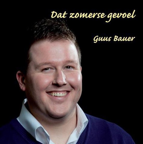 Portret van Guus Bauer met een zwarte achtergrond en de tekst "Dat zomerse gevoel".