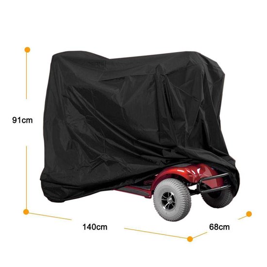 Zwarte beschermhoes over een rode scootmobiel, met afmetingen 140 cm x 68 cm x 91 cm.