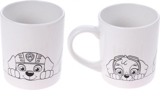 Twee witte mokken met schetsen van Chase en Skye van PAW Patrol.