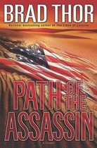 Boekomslag met de Amerikaanse vlag die wappert over een woestijnlandschap. Titel: Path of the Assassin.