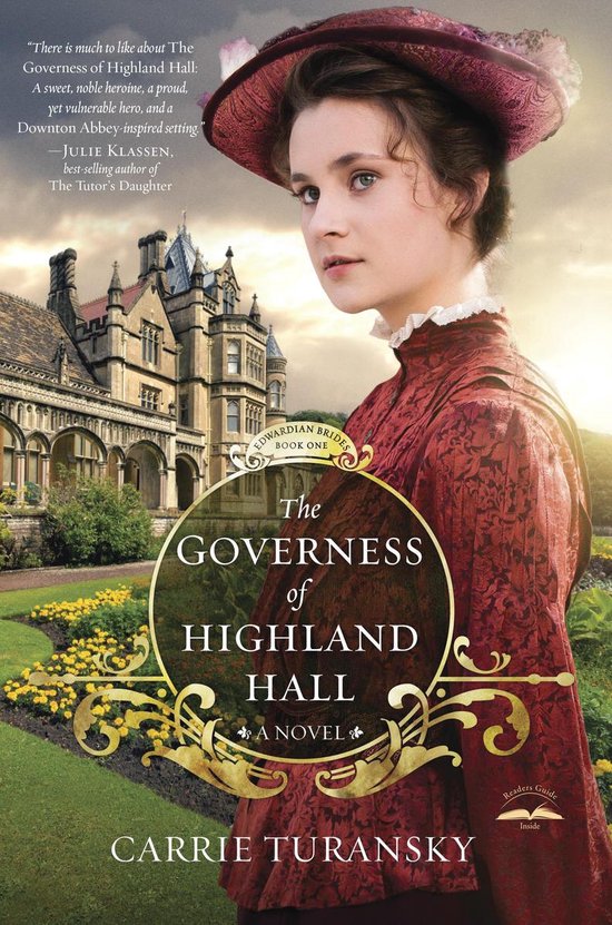 Boekomslag van The Governess of Highland Hall met een vrouw in Edwardiaanse jurk en hoed voor een landhuis.