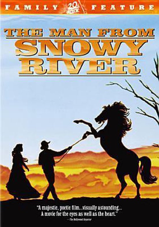 Cover van de film 'The Man From Snowy River' met een cowboy die een steigerend paard vasthoudt, met op de achtergrond een vrouw en een glooiend landschap.