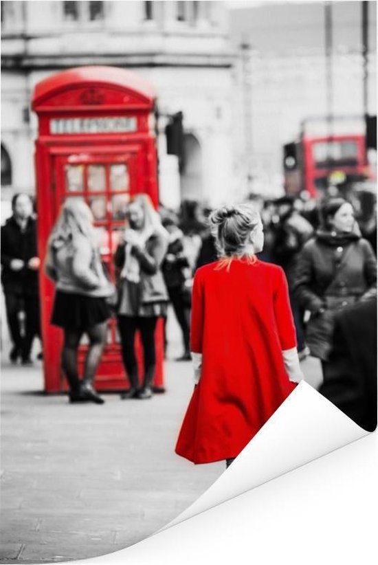 Photo Zwart et blanc d'une femme en manteau rouge marchant dans les rues de Londres Poster 60x90 cm - Tirage photo sur Poster (décoration murale salon / chambre)